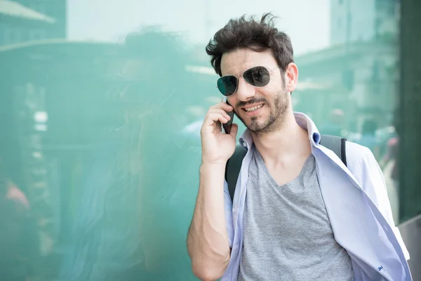 Homme dans la rue au téléphone — Photo