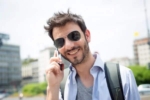 Mann auf der Straße am Telefon — Stockfoto