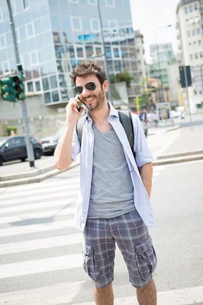 Uomo per strada al telefono — Foto Stock