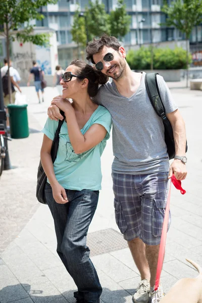 Couple waking in the street — Stock Photo, Image