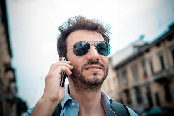 Omul de pe stradă la telefon — Fotografie, imagine de stoc
