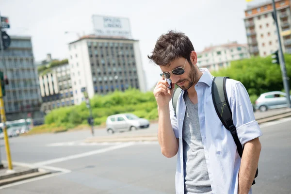 Muž na ulici na telefonu — Stock fotografie