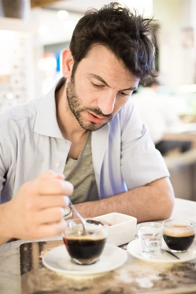 Mannen i baren dricka kaffe — Stockfoto