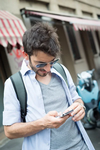 Man in the street on the phone — Stock Photo, Image