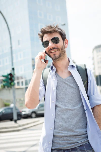 Mannen på gatan på telefonen — Stockfoto