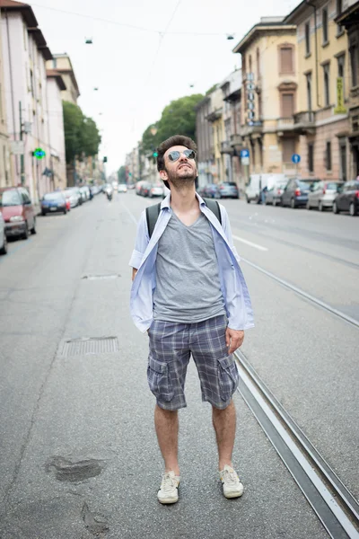 Mann läuft auf der Straße — Stockfoto