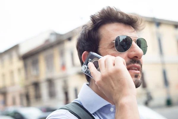 Homem na rua ao telefone — Fotografia de Stock