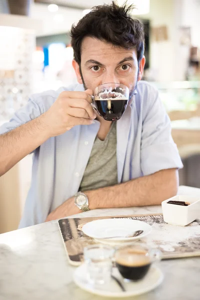 Mannen i baren dricka kaffe — Stockfoto