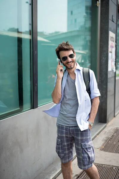 Homem na rua ao telefone — Fotografia de Stock