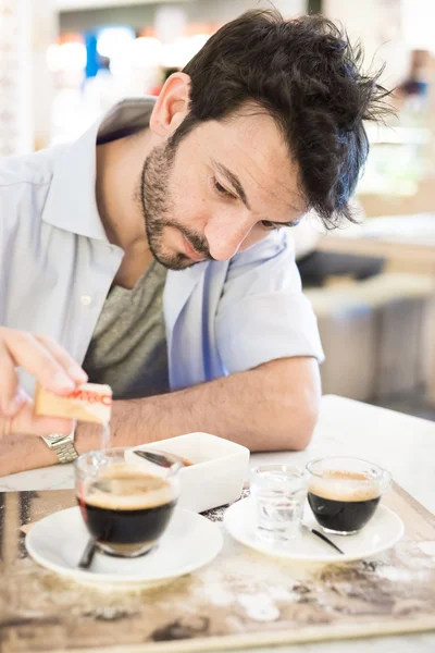 Άνθρωπος στο μπαρ πίνοντας καφέ — Φωτογραφία Αρχείου