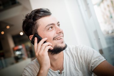 şık bir delikanlı ile telefon