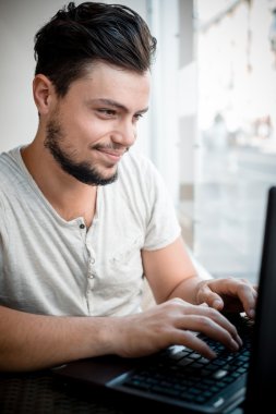 şık bir delikanlı ile laptop