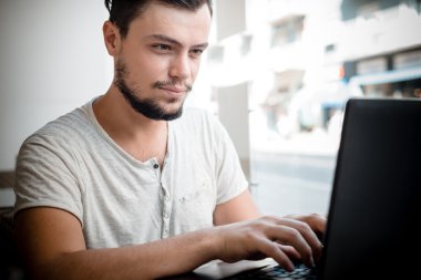 şık bir delikanlı ile laptop