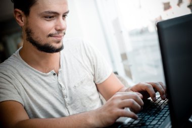 şık bir delikanlı ile laptop