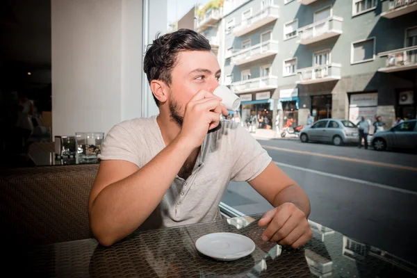 Ung stilfuld mand drikker kaffe - Stock-foto