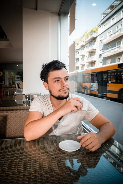 Молодий стильний чоловік п'є каву — стокове фото
