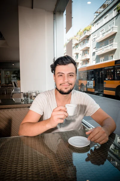 Junger stilvoller Mann trinkt Kaffee — Stockfoto