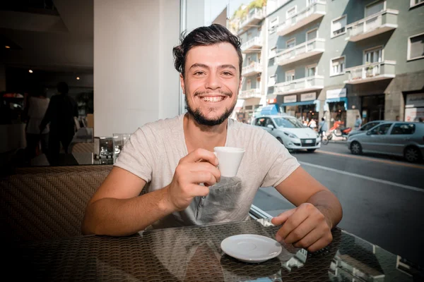 Joven hombre elegante beber café —  Fotos de Stock