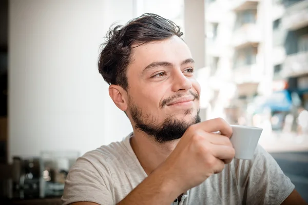 Giovane uomo elegante bere caffè — Foto Stock