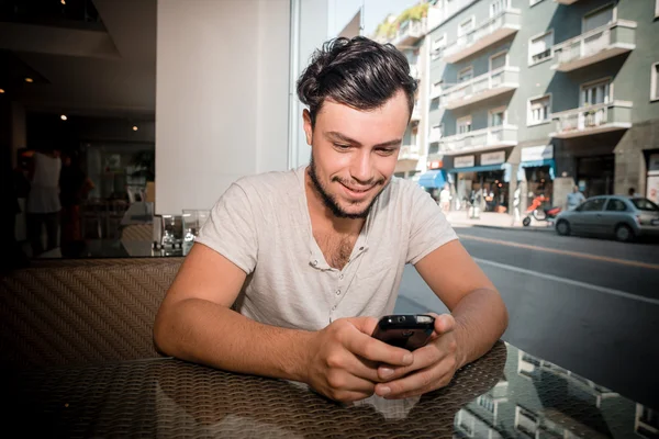 Молодой стильный мужчина с телефоном — стоковое фото