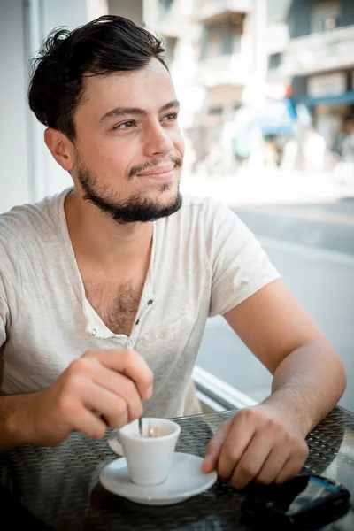 Tânăr elegant care bea cafea — Fotografie, imagine de stoc