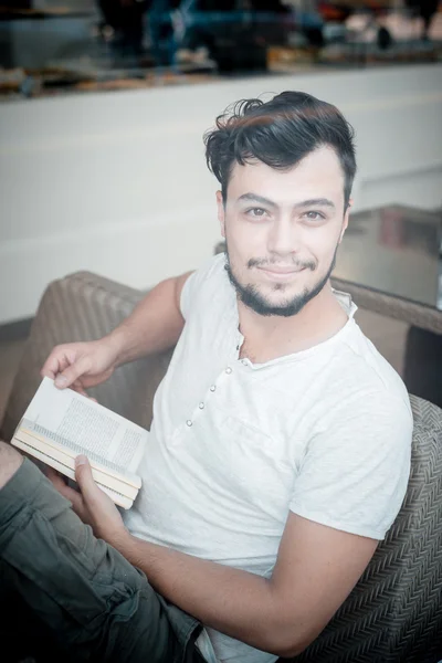 Jovem homem elegante lendo um livro — Fotografia de Stock