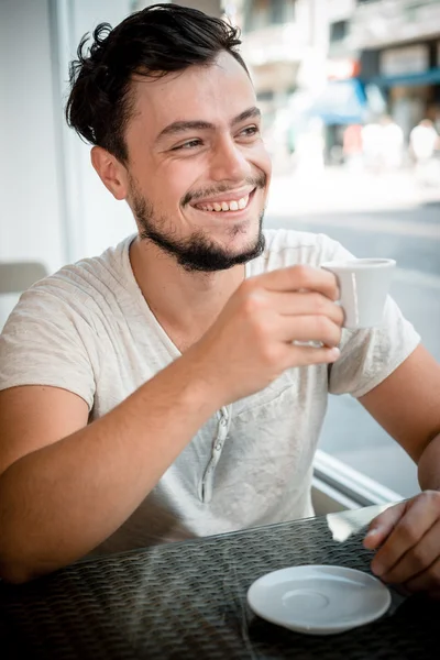 Joven hombre elegante beber café —  Fotos de Stock