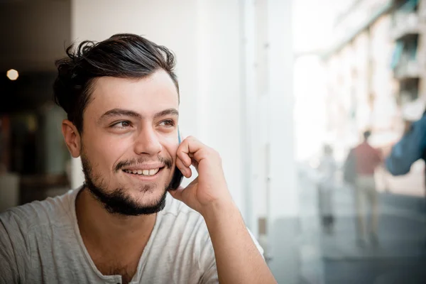 Ung snygg man med telefonen — Stockfoto