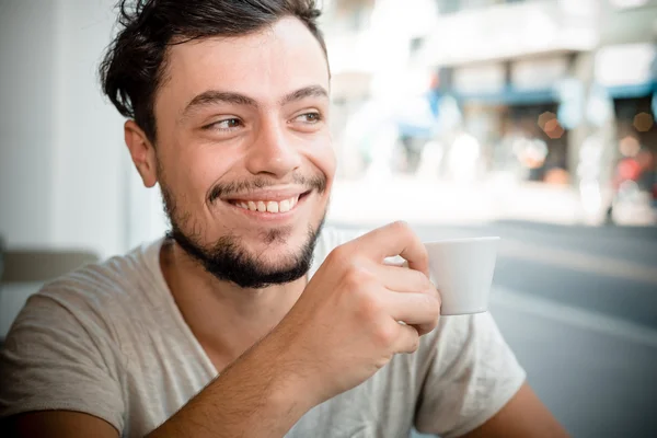 Giovane uomo elegante bere caffè — Foto Stock