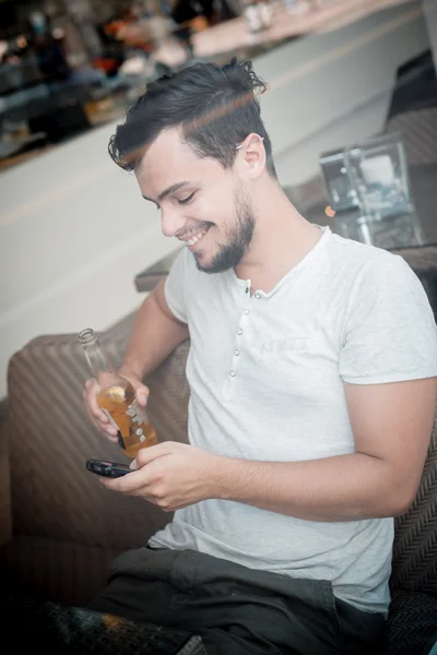 Jovem homem elegante com telefone — Fotografia de Stock