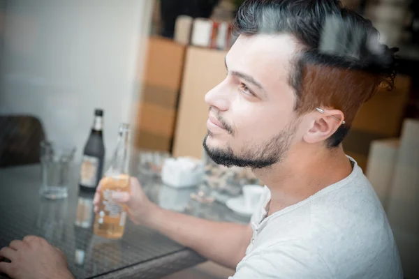 Молодой стильный мужчина пьет пиво — стоковое фото