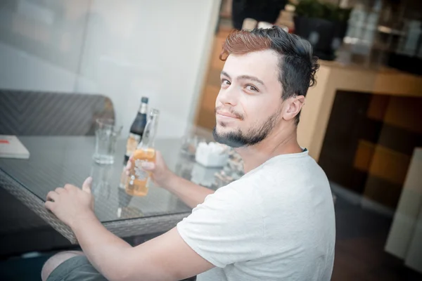 Tânăr elegant care bea bere — Fotografie, imagine de stoc