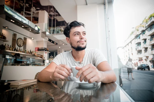 Молодий стильний чоловік п'є каву — стокове фото