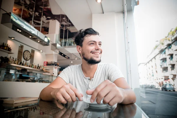 Joven hombre elegante beber café —  Fotos de Stock