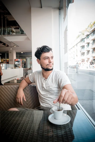 Jovem homem elegante beber café — Fotografia de Stock