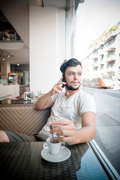 Joven hombre con estilo con teléfono —  Fotos de Stock