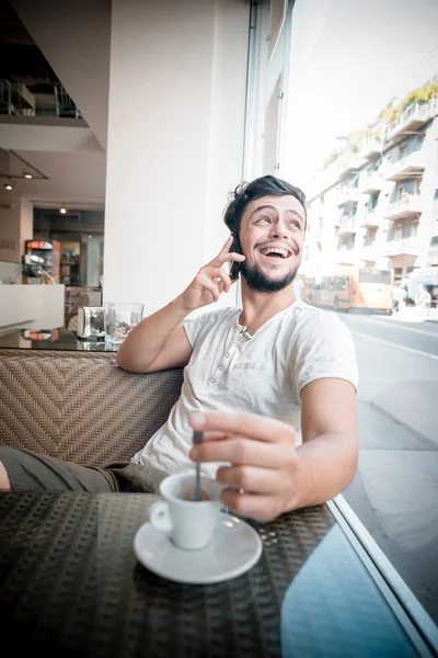 Ung stilfuld mand med telefon - Stock-foto