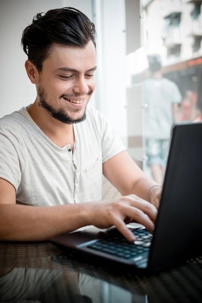 Jovem homem elegante com laptop — Fotografia de Stock