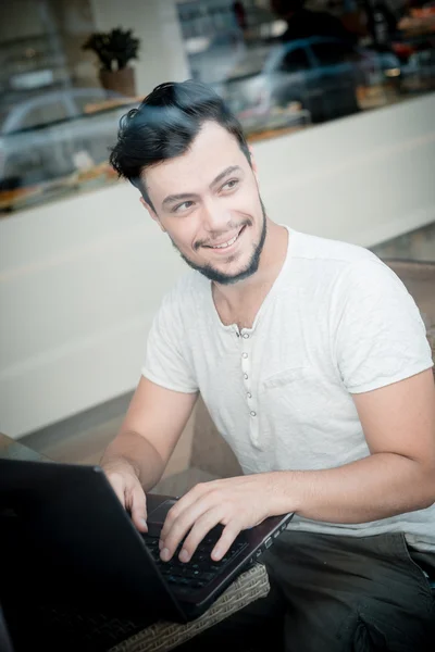 Jovem homem elegante com laptop — Fotografia de Stock