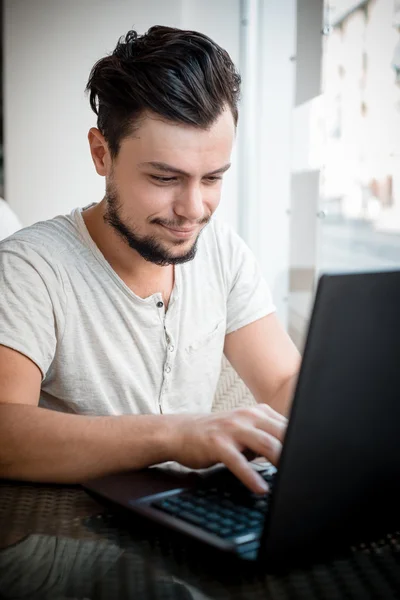 Junger stilvoller Mann mit Laptop — Stockfoto
