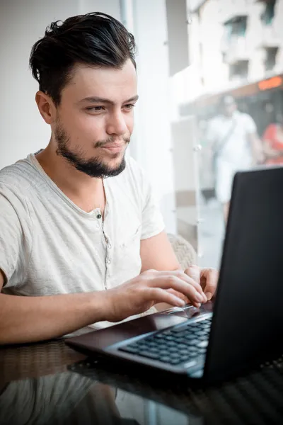 Jovem homem elegante com laptop — Fotografia de Stock