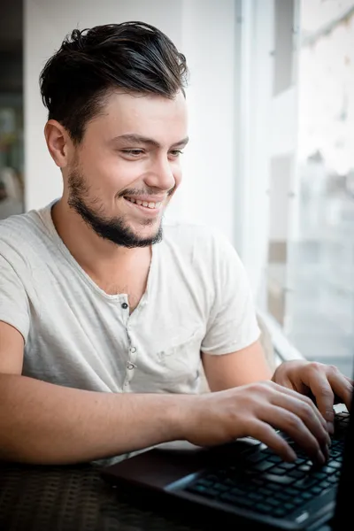 Junger stilvoller Mann mit Laptop — Stockfoto