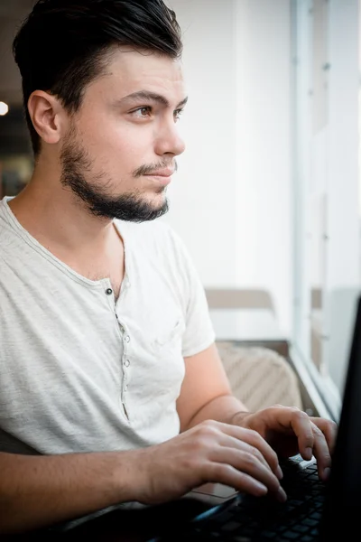 Giovane uomo elegante con computer portatile — Foto Stock