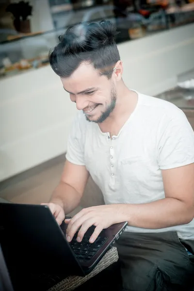 Stijlvolle jongeman met laptop — Stockfoto