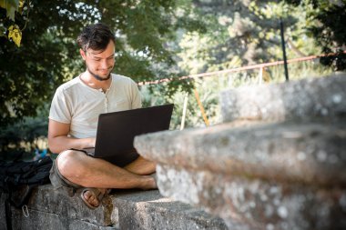 dizüstü bilgisayar kullanan şık adam