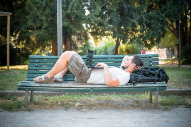 dizüstü bilgisayar kullanan şık adam