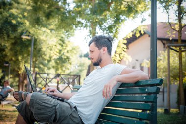 dizüstü bilgisayar kullanan şık adam