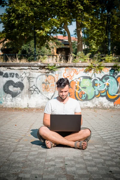 Homem elegante usando notebook — Fotografia de Stock