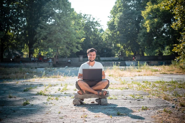 Snygg man använder bärbar dator — Stockfoto