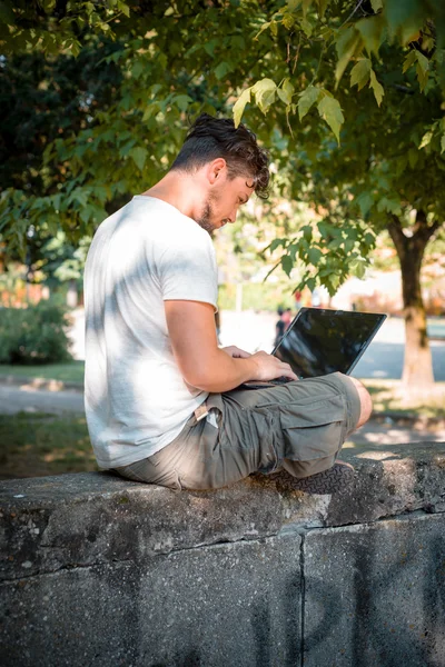 Hombre con estilo usando portátil — Foto de Stock